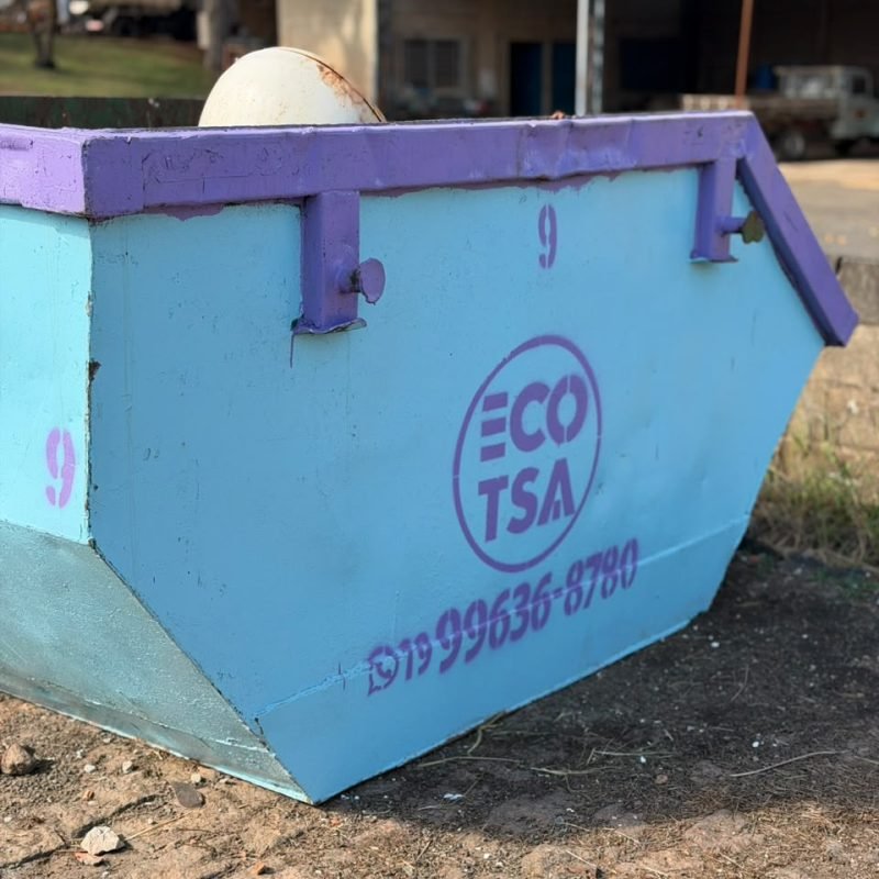 Caçamba vazia da frota da ECO-TSA, vista de frente