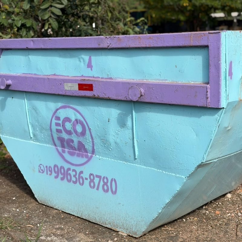 Caçamba da ECO-TSA com a identificação da empresa e o telefone pintados na lateral
