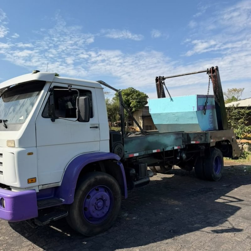 Caminhão da ECO-TSA carregado com uma caçamba pronta para entrega