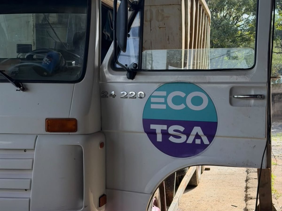Selo da ECO-TSA pintado na porta do caminhão da frota