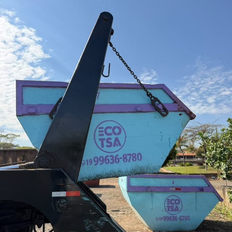 Braço do poliguindaste acoplado a uma caçamba da ECO-TSA